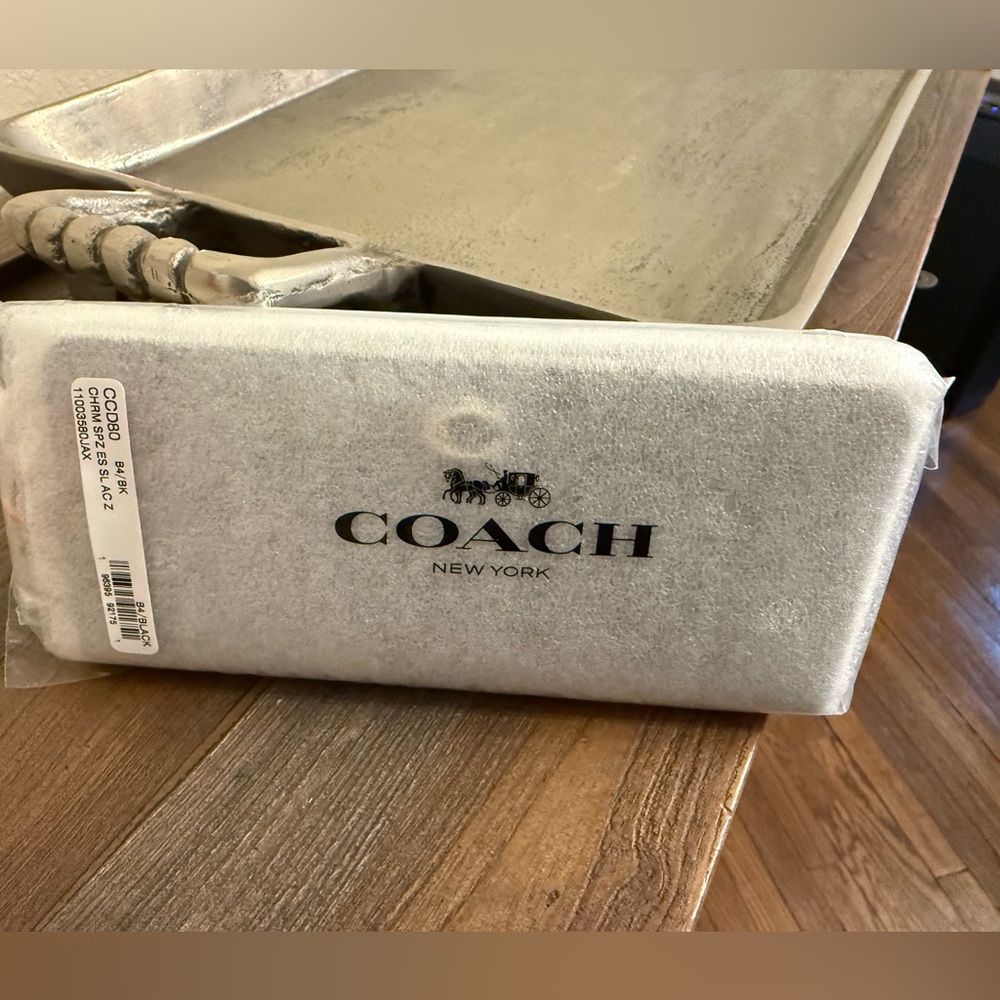COACH
Essential Slim Accordian Spazzolato Leather Zip Around Wallet with Charm - Picture 4 of 5